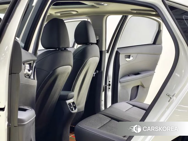 Kia K3 2023 Белый из Китая, фото 6
