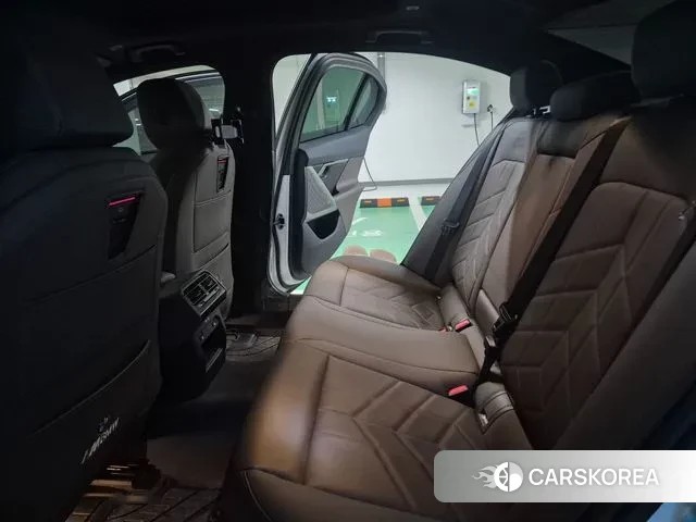 BMW 5 Series (G60) 2024 Белый из Кореи, фото 6