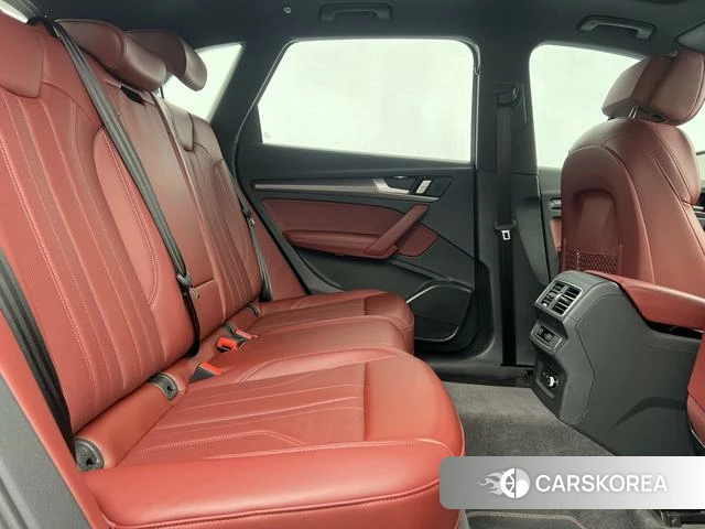 Audi Q5L 2024 Серебристо-серый из Китая, фото 6