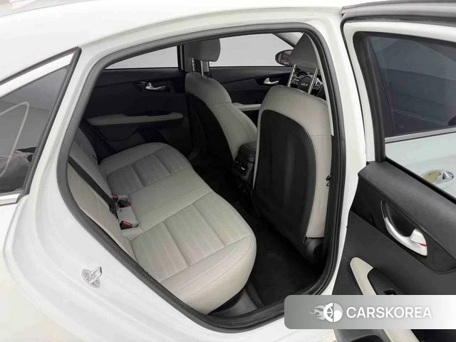 Kia K3 2023 Белый из Китая, фото 6