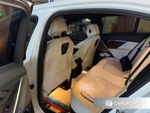 BMW 5 Series (G60) 2024 Белый из Кореи, фото 6