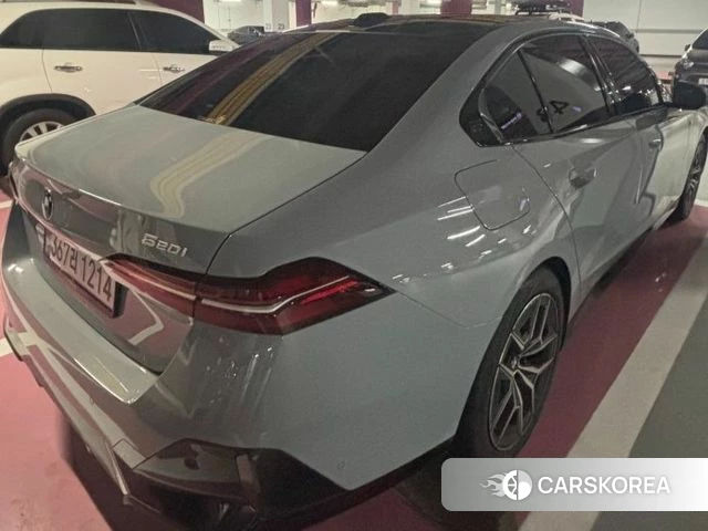 BMW 5 Series (G60) 2026 Светло-серебряный цвет из Кореи, фото 6