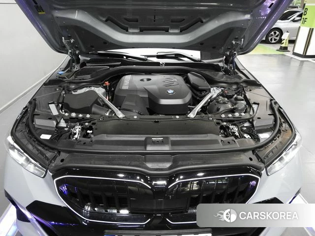 BMW 5 Series (G60) 2025 Небесно-голубой из Кореи, фото 6