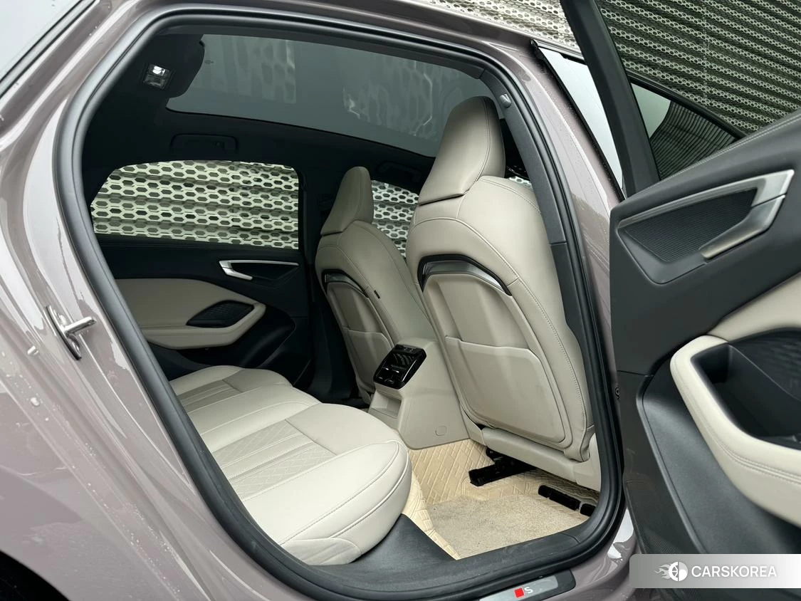 Audi A5L id 4440809 из Китая 16