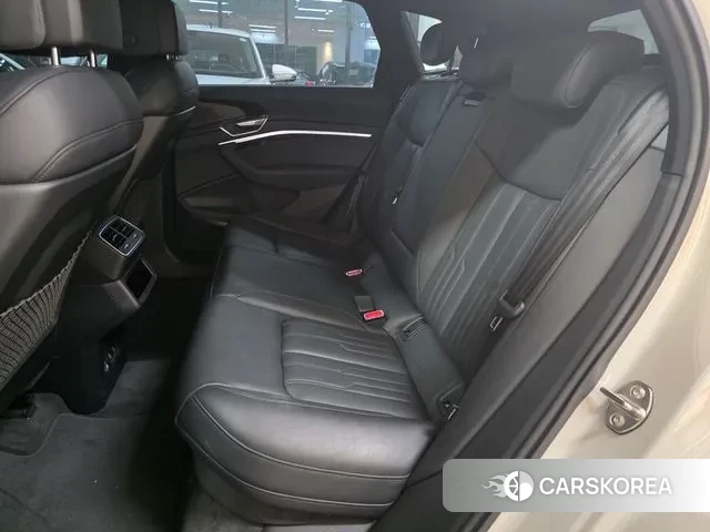 Audi e-Tron 2021 Жемчужный цвет из Кореи, фото 6