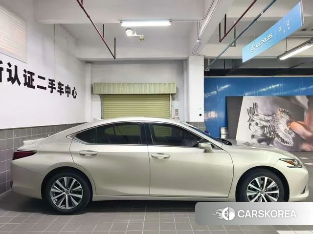 Lexus ES id 4348935 из Китая 18