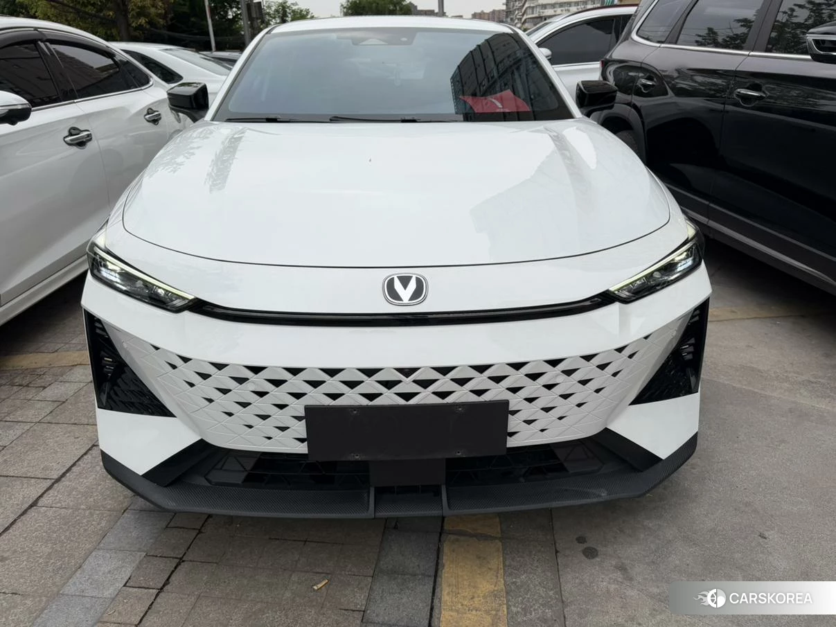 Chang'an UNI-V 2024 Белый из Китая, фото 6