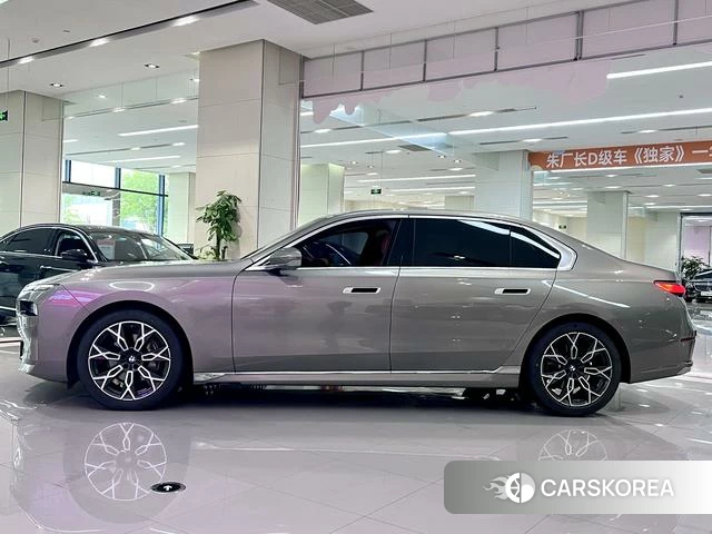 BMW 7 series 2023 Темно-серый из Китая, фото 6
