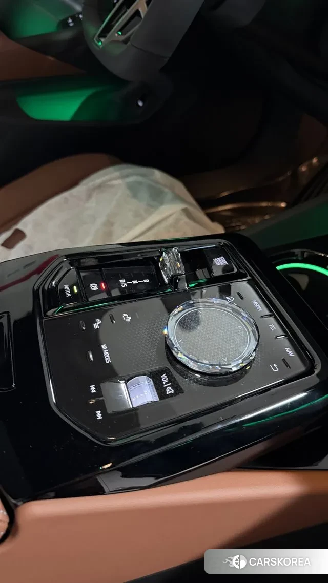 BMW 5 Series (G60) 2025 Серебристо-серый из Кореи, фото 6