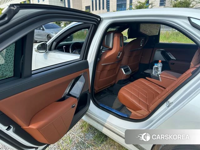 BMW 7 Series (G70) 2023 Белый из Кореи, фото 6