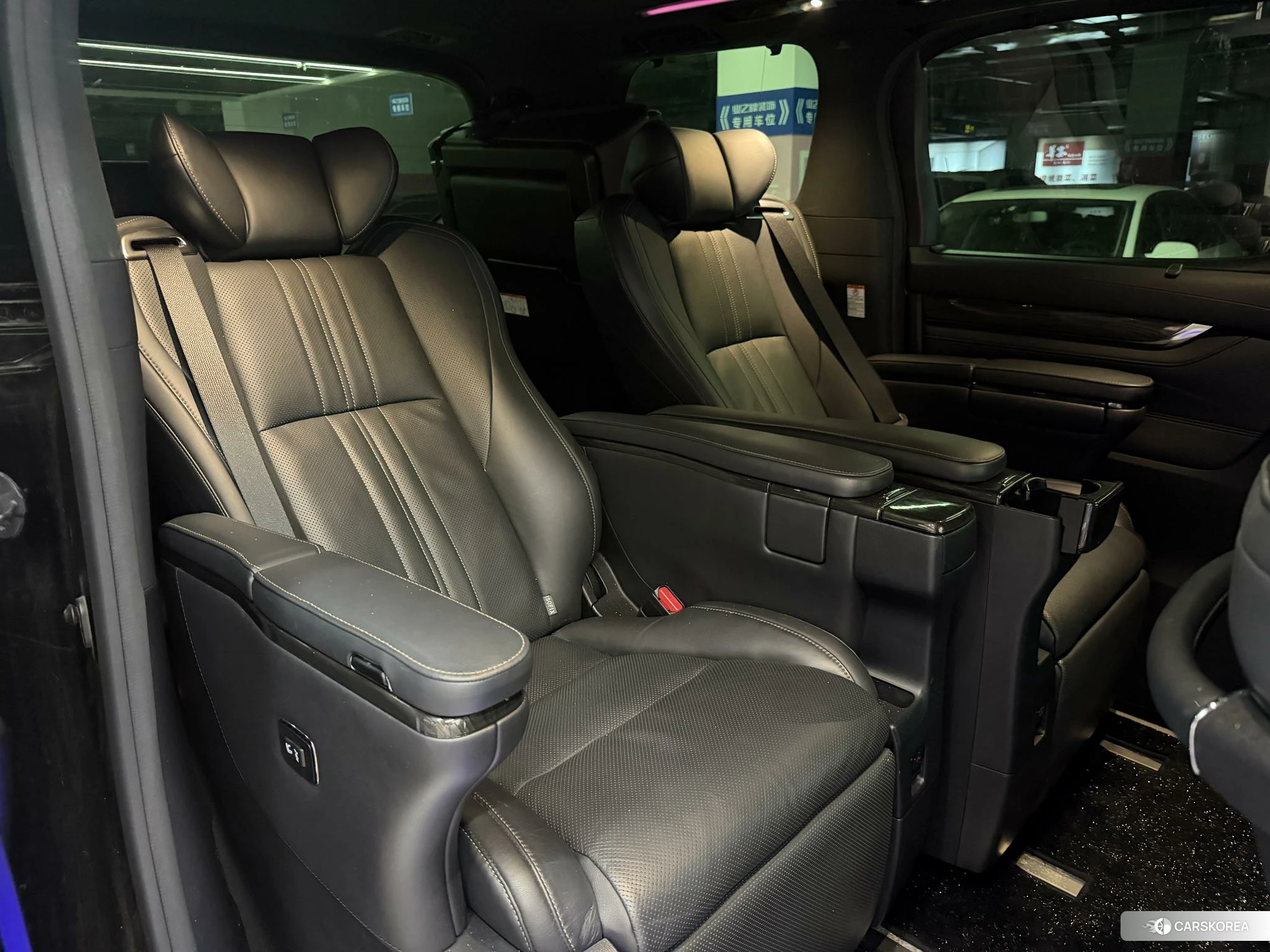 Lexus LM id 4492813 из Китая 12