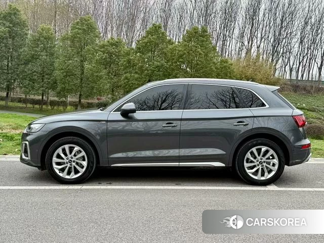 Audi Q5L 2022 Темно-серый из Китая, фото 6