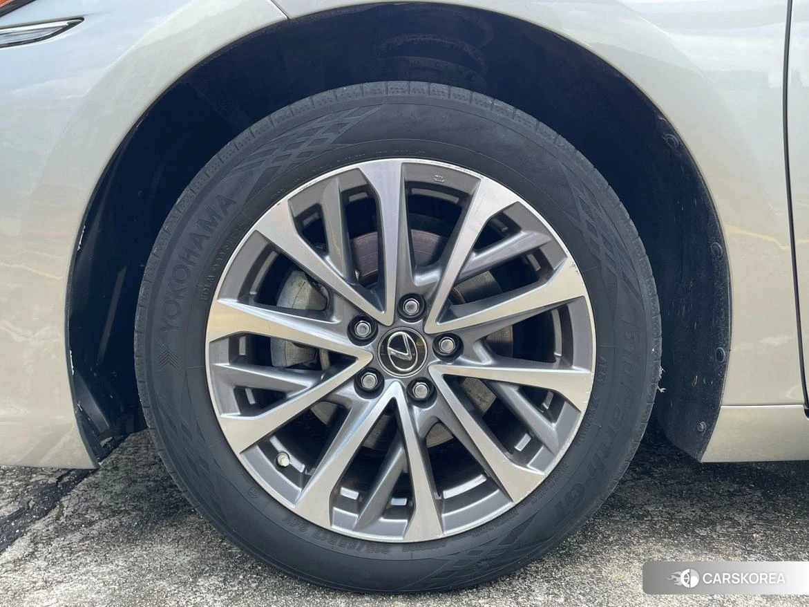 Lexus ES id 4486504 из Китая 25