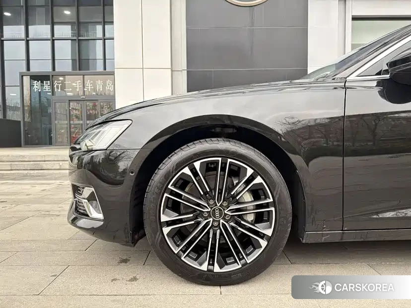 Audi A6L id 4545638 из Китая 17