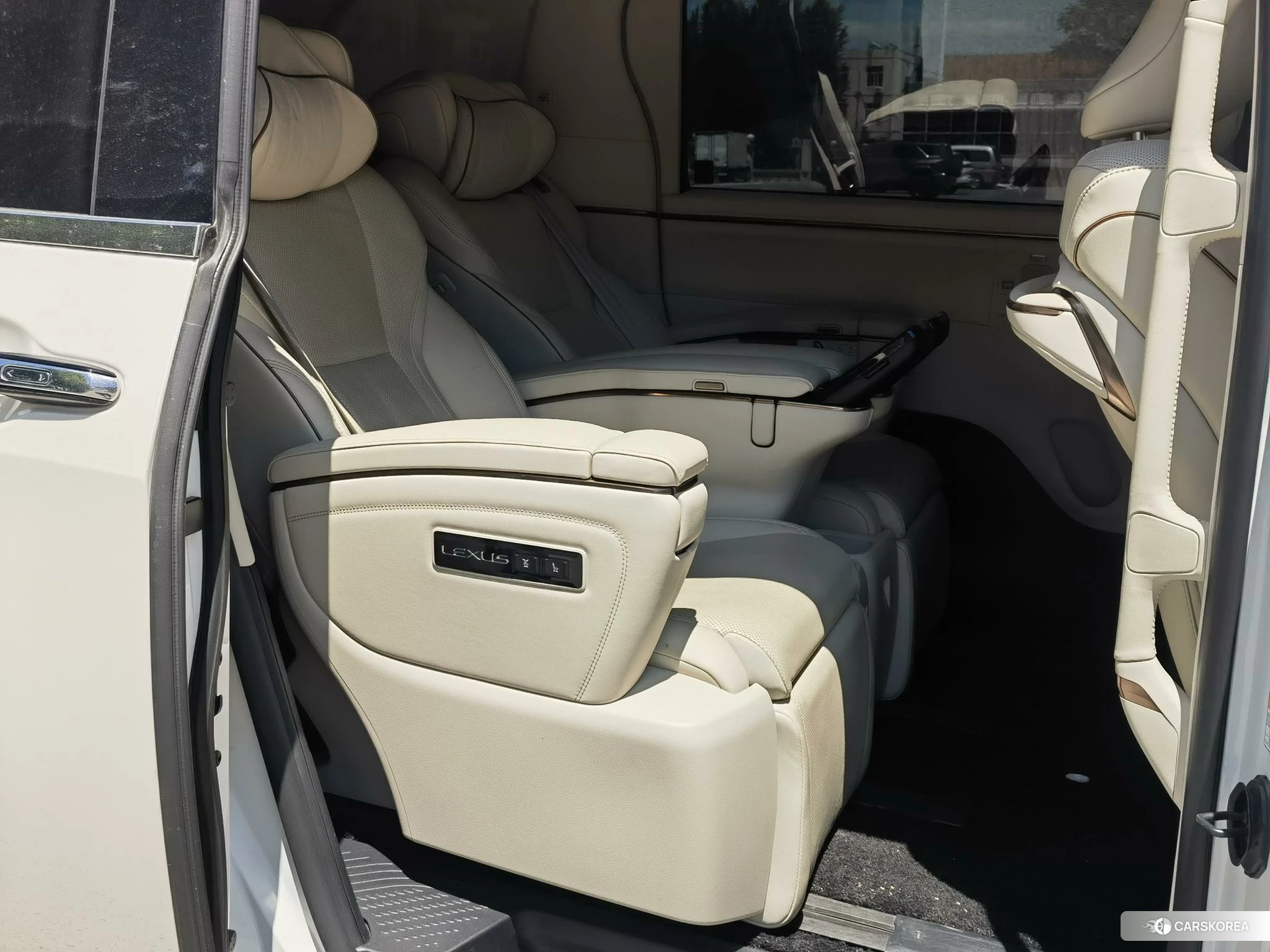 Lexus LM id 4452586 из Китая 15