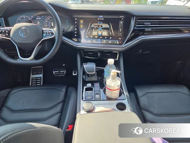 Volkswagen Touareg 3rd generation 2022 Белый из Кореи, фото 6