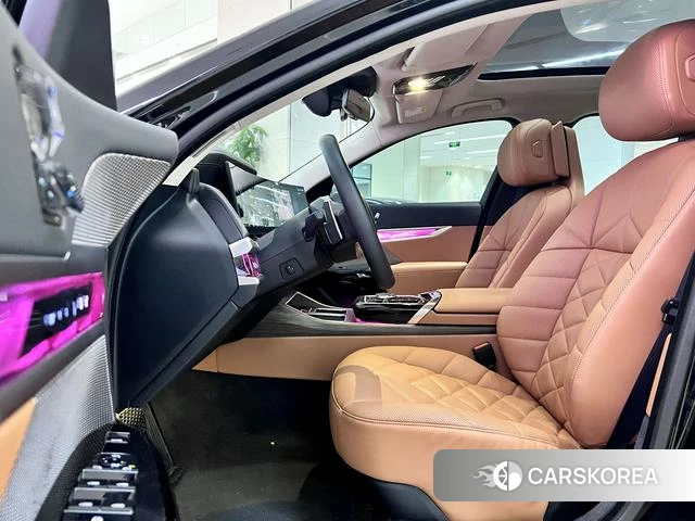 BMW 7 series 2023 Черный из Китая, фото 6