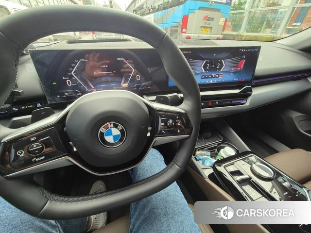 BMW 5 Series (G60) 2023 Серый из Кореи, фото 6