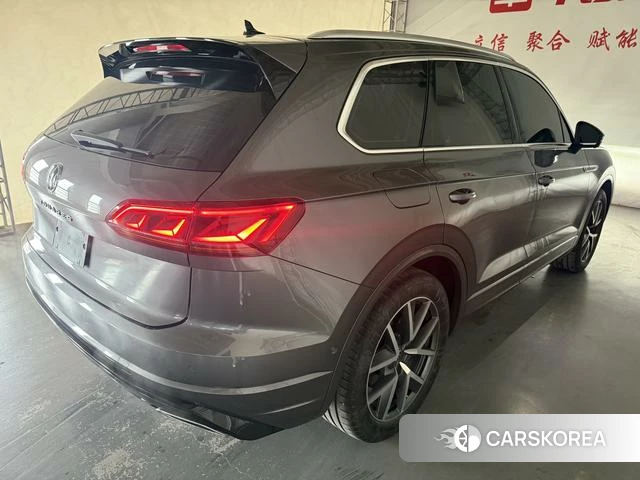 Volkswagen Touareg 2023 Темно-серый из Китая, фото 6