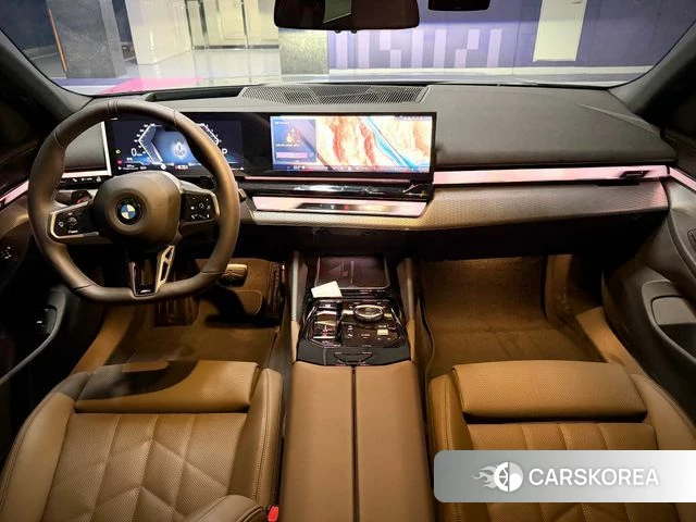 BMW 5 Series (G60) 2026 Светло-серебряный цвет из Кореи, фото 6