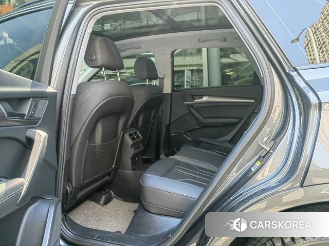 Audi Q5L 2021 Темно-серый из Китая, фото 6