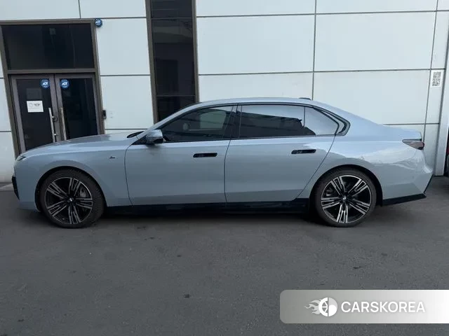 BMW i7 (G70) 2025 Цвет галактики из Кореи, фото 6