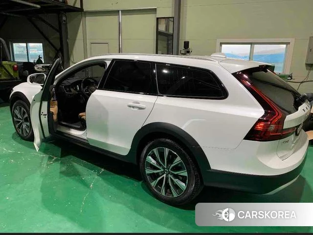 Volvo V90 Cross-Country 2022 Белый из Кореи, фото 6