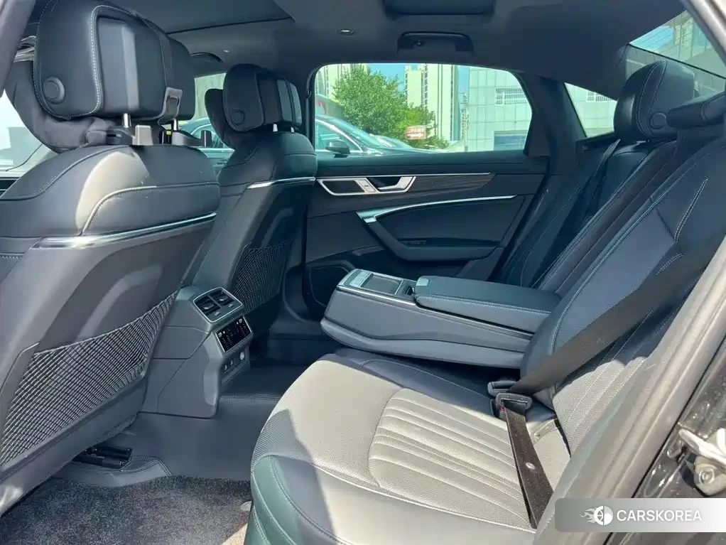 Audi A6L id 4607048 из Китая 10
