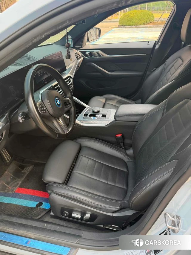 BMW i4 2023 Светло-серебряный цвет из Кореи, фото 6