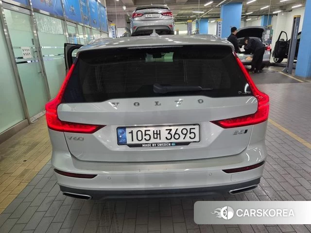 Volvo V60 Cross-Country 2nd Generation 2021 Серебристо-серый из Кореи, фото 6