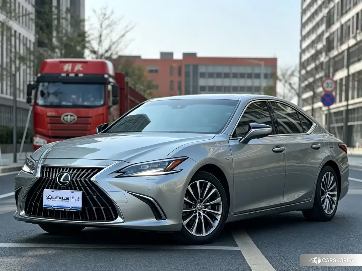 Lexus ES 2023 Silver/gray из Китая, фото 6
