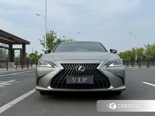 Lexus ES 2023 Серебристо-серый из Китая, фото 6