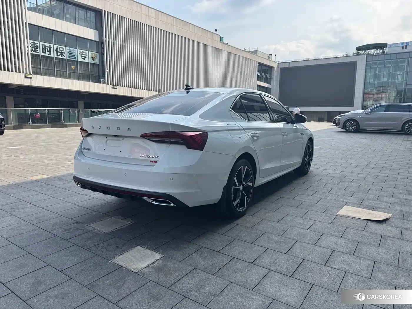 Skoda Octavia 2023 Белый из Китая, фото 6