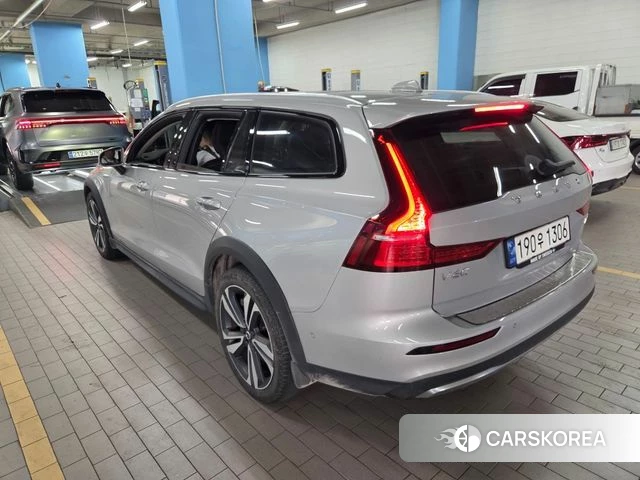 Volvo V60 Cross-Country 2nd Generation 2022 Серебристо-серый из Кореи, фото 6