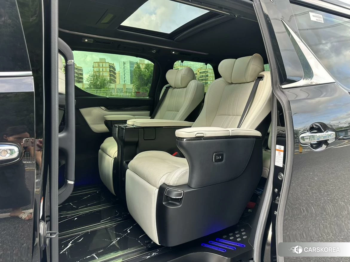 Lexus LM id 4485560 из Китая 18