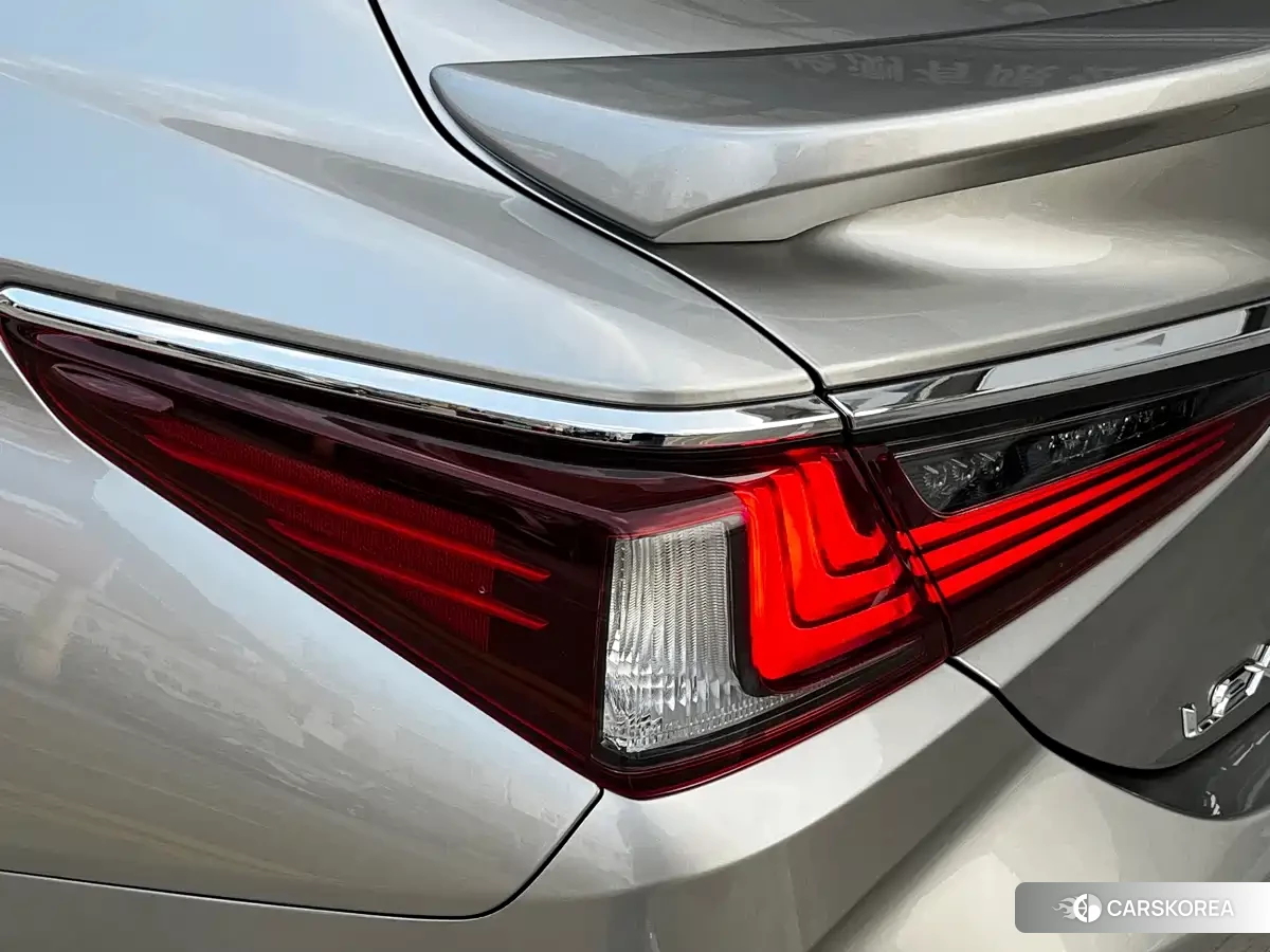 Lexus ES id 4547554 из Китая 26