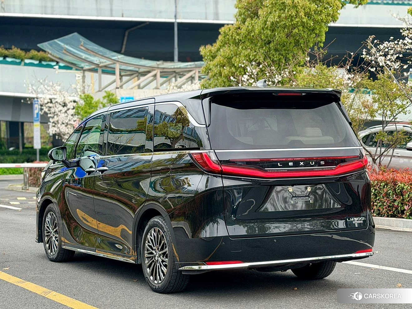 Lexus LM id 4455606 из Китая 17