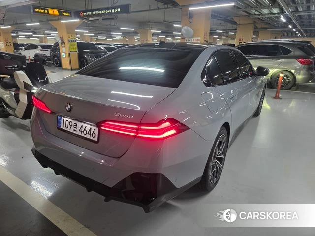 BMW 5 Series (G60) 2026 Светло-серебряный цвет из Кореи, фото 6