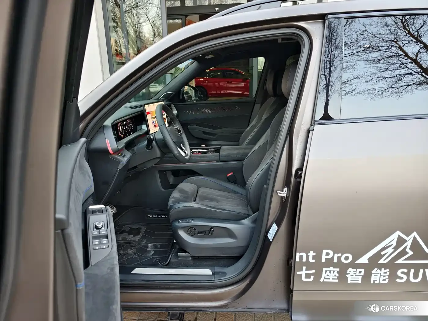 Volkswagen Touareg 2025 Champagne/brown из Китая, фото 6