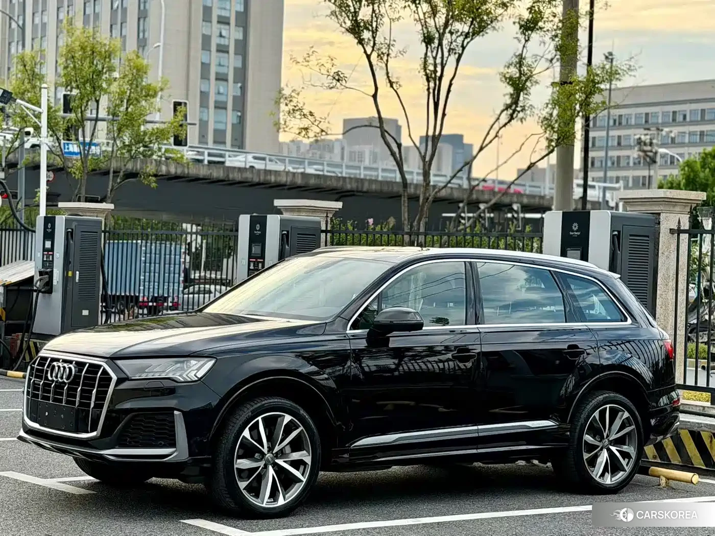 Audi Q7 2021 Черный из Китая, фото 6