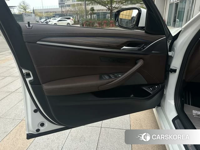 BMW 5 series PHEV id 4261608 из Китая 22