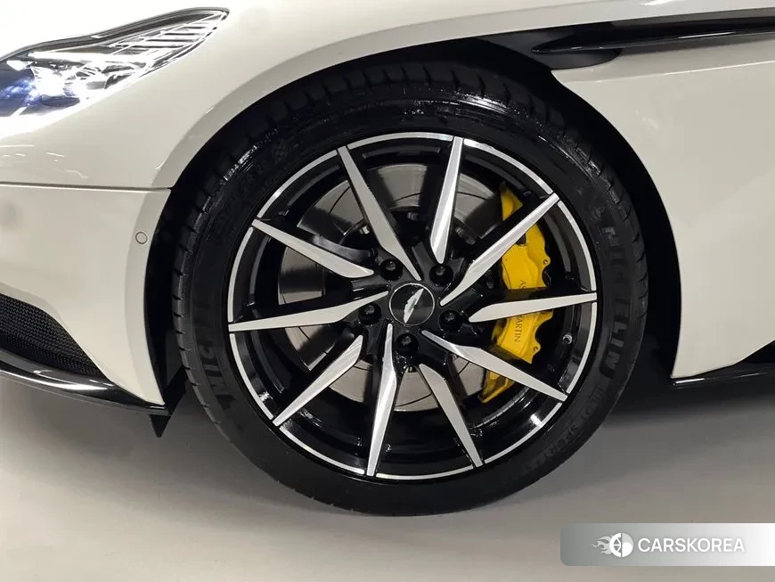 Aston Martin DB11 id 1685586 из Кореи 16