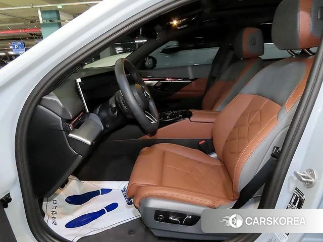 BMW 5 Series (G60) 2025 Серебристо-серый из Кореи, фото 6