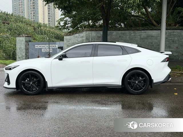 Chang'an UNI-V 2023 Белый из Китая, фото 6