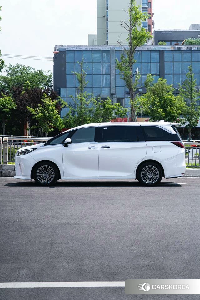 Lexus LM id 4329247 из Китая 20