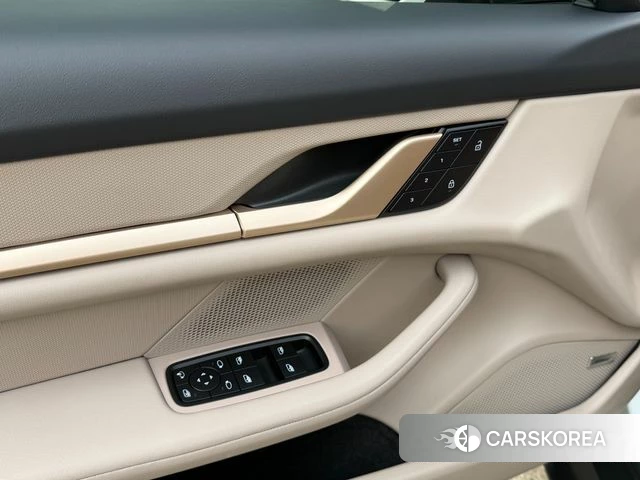 Porsche Taycan id 3793283 из Кореи 16