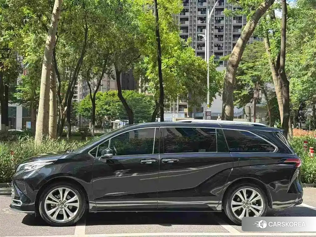 Toyota Sienna 2023 Черный из Китая, фото 6
