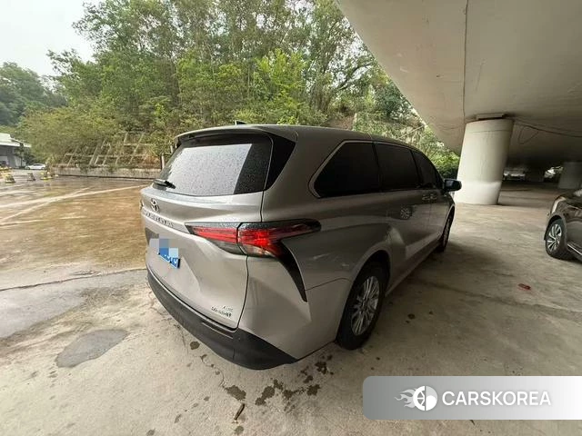 Toyota Saina 2023 Серебристо-серый из Китая, фото 6