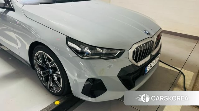 BMW 5 Series (G60) 2025 Коричневый из Кореи, фото 6