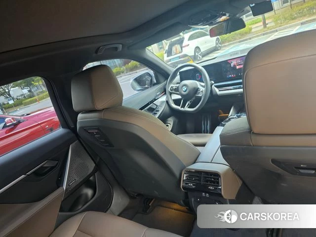 BMW 5 Series (G60) 2024 Небесно-голубой из Кореи, фото 6